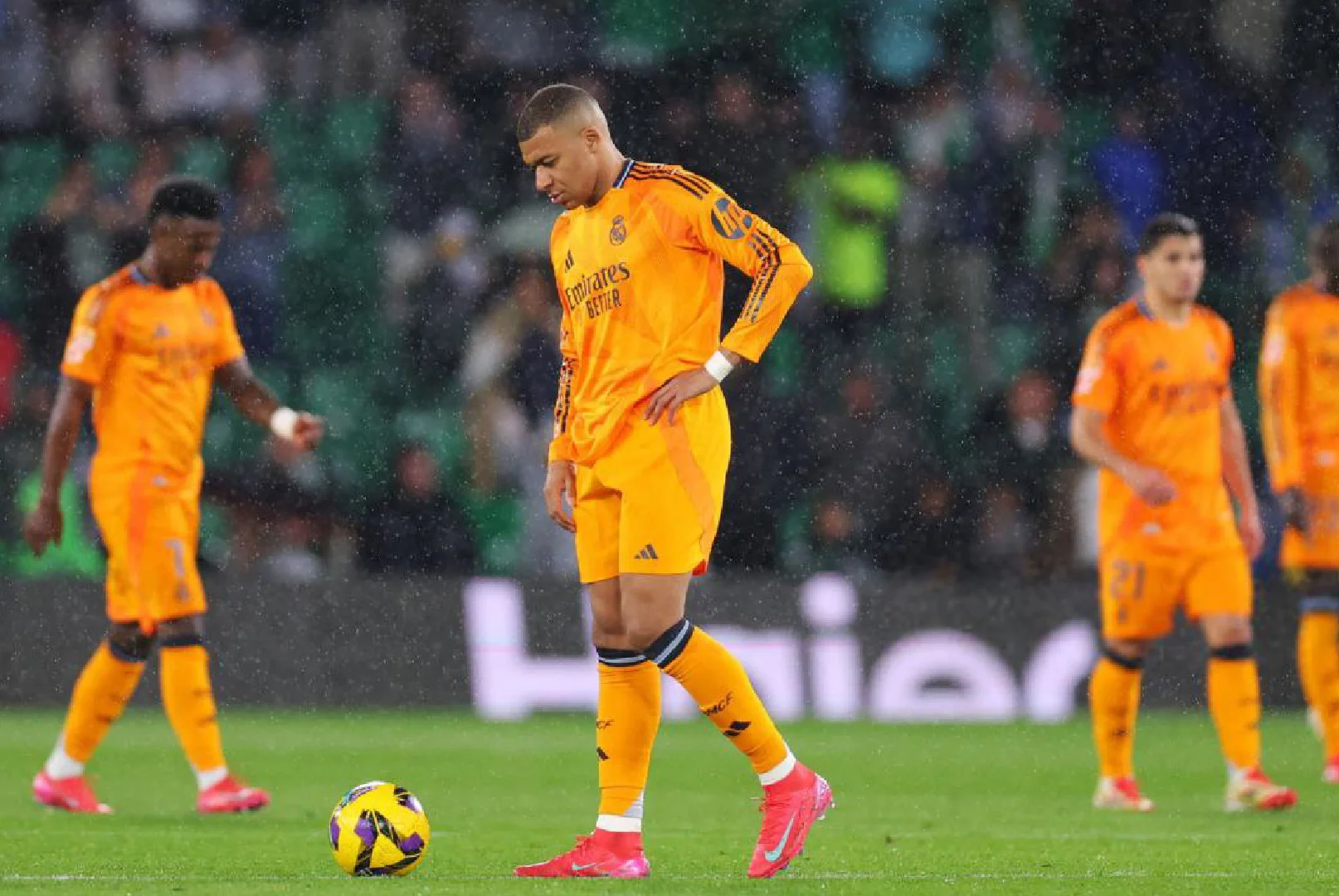 ريال مدريد يسقط أمام بيتيس ويتكبد خسارة مفاجئة في الليغا!